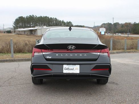 Used 2024 Hyundai Elantra SEL w/ Convenience Package image 21
