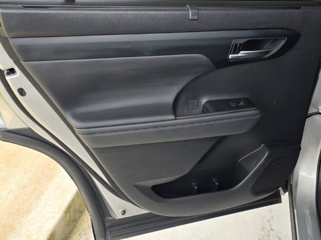 Used 2022 Toyota Highlander XLE FWD image 36