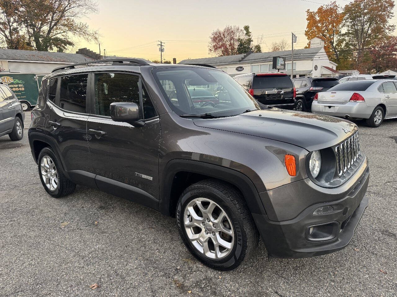 Used 2018 Jeep Renegade Latitude FWD image 3
