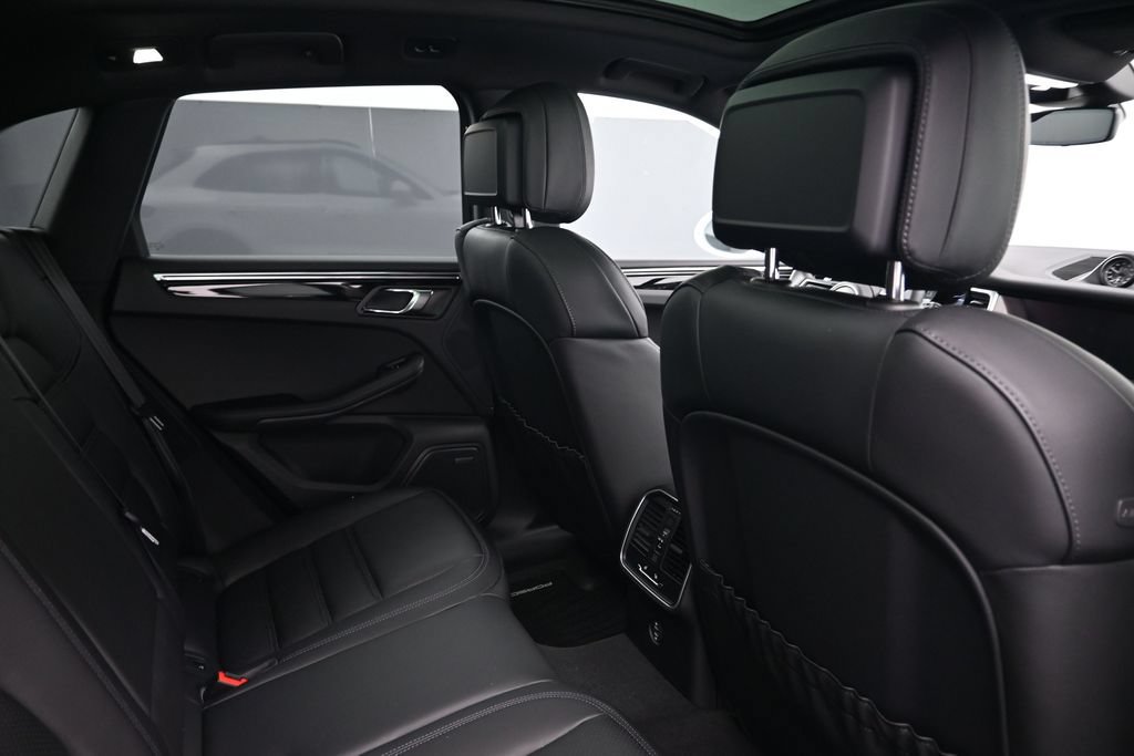Certified 2026 Porsche Macan AWD/4WD image 7