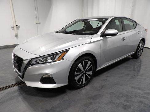Used 2021 Nissan Altima 2.5 SV FWD image 3