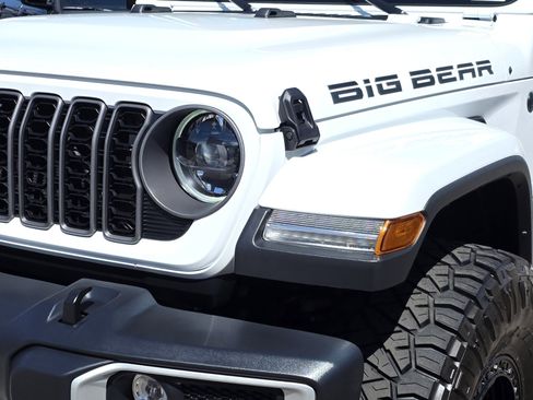 Certified 2025 Jeep Gladiator Sport AWD/4WD image 8