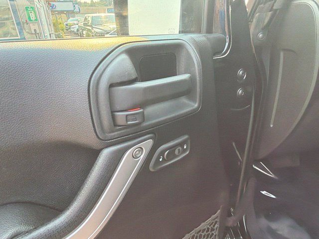 Used 2013 Jeep Wrangler Unlimited Sahara w/ Connectivity Group AWD/4WD image 15