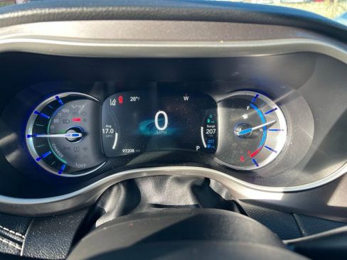 Used 2022 Chrysler Pacifica Touring-L w/ Uconnect Theater Family Group image 43