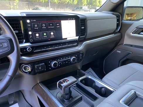 Used 2022 GMC Sierra 1500 SLT w/ SLT Premium Package AWD/4WD image 25