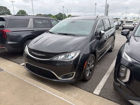 Used 2017 Chrysler Pacifica Limited FWD image 2