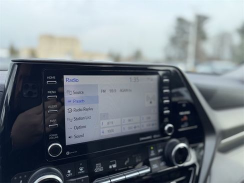 Used 2020 Toyota Highlander XLE image 24