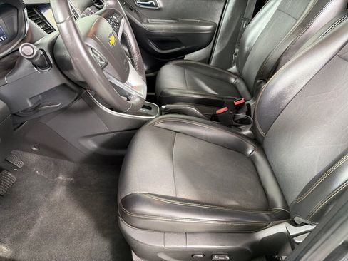 Used 2018 Chevrolet Trax LT w/ LT Convenience Package FWD image 9
