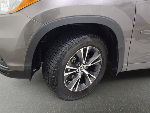 Used 2016 Toyota Highlander XLE image 32