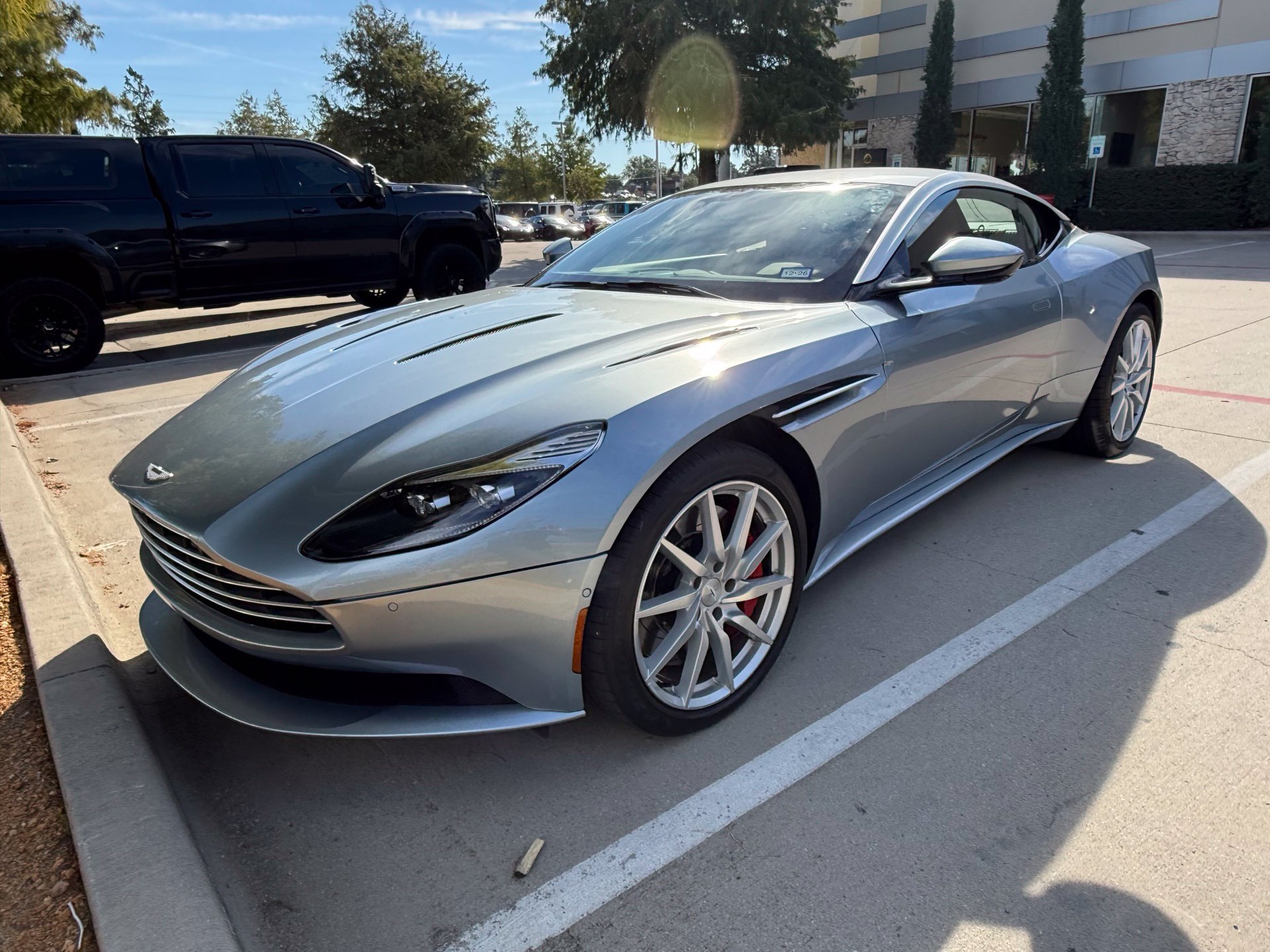 Used 2018 Aston Martin DB11 V12 RWD image 1