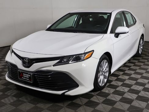 Used 2019 Toyota Camry LE FWD image 5