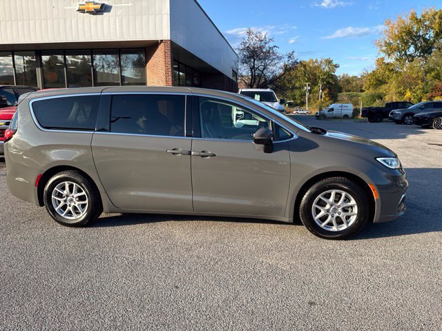 Used 2023 Chrysler Pacifica Touring-L FWD image 7