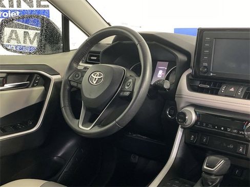 Used 2022 Toyota RAV4 XLE Premium image 14