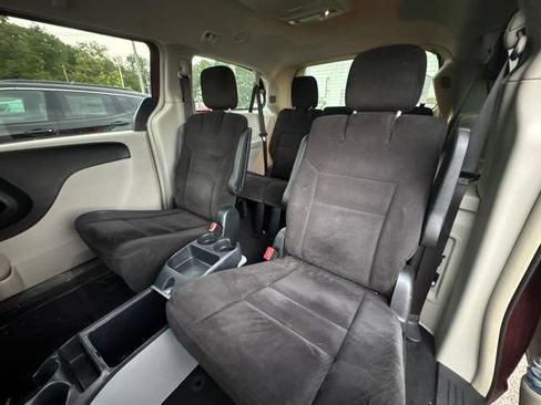 Used 2014 Chrysler Town & Country Touring FWD image 9