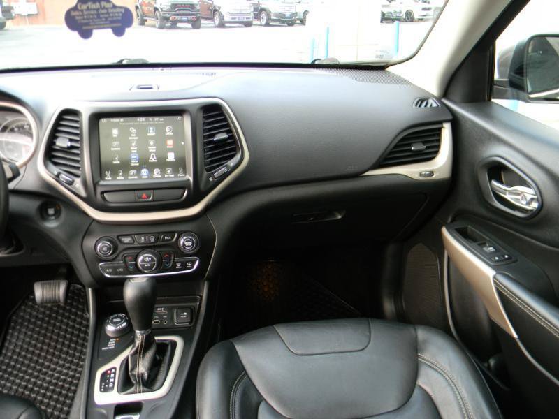 Used 2017 Jeep Cherokee Latitude w/ Comfort/Convenience Group AWD/4WD image 18