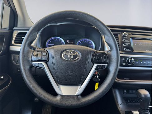 Used 2019 Toyota Highlander LE AWD/4WD image 12