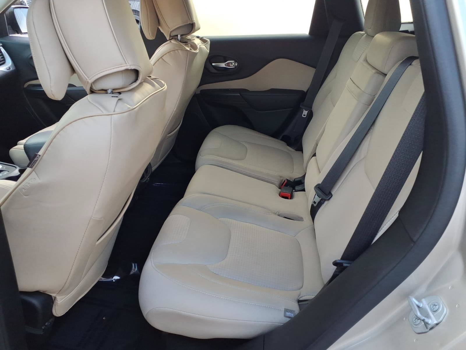 Used 2015 Jeep Cherokee Latitude AWD/4WD image 6