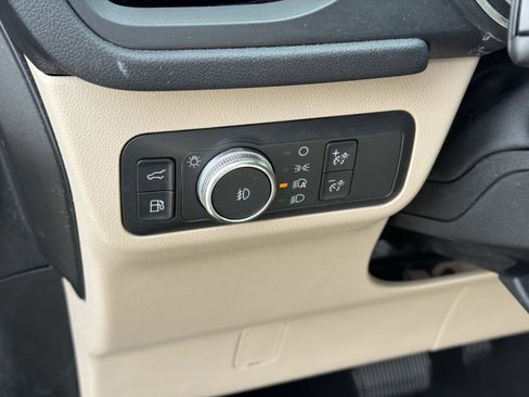 Used 2020 Ford Escape Titanium image 5