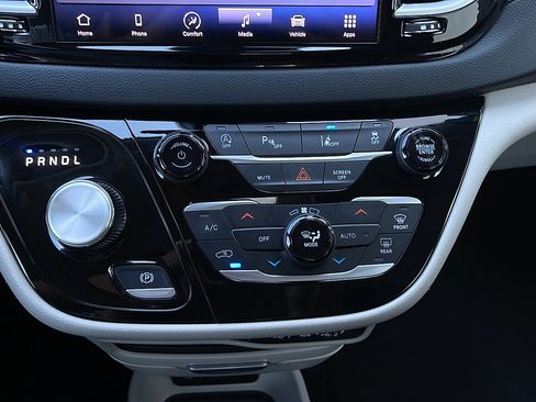 Used 2023 Chrysler Pacifica Touring-L FWD image 18