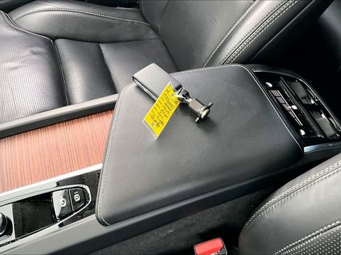 Certified 2023 Volvo XC60 B5 Ultimate w/ Climate Package image 13