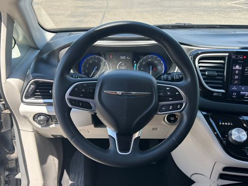 Used 2022 Chrysler Pacifica Touring-L FWD image 9