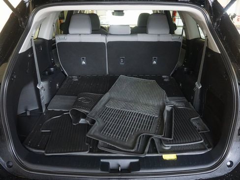 Used 2023 Toyota Highlander L image 16