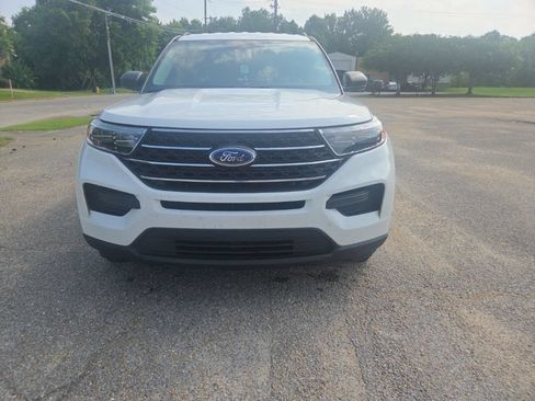 Used 2024 Ford Explorer XLT RWD image 2