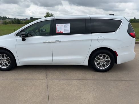 Used 2025 Chrysler Pacifica Select FWD image 6