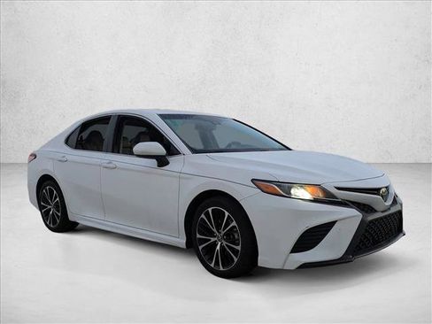 Used 2018 Toyota Camry SE image 3