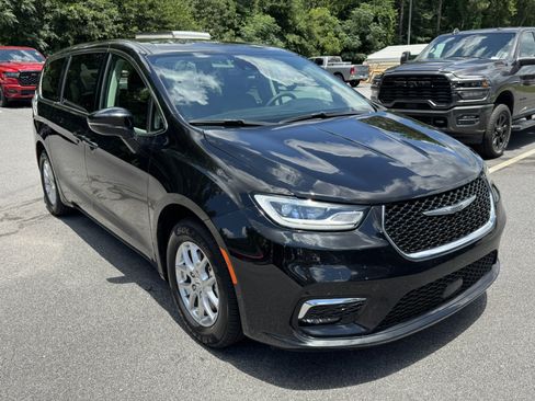 Used 2024 Chrysler Pacifica Touring-L FWD image 3