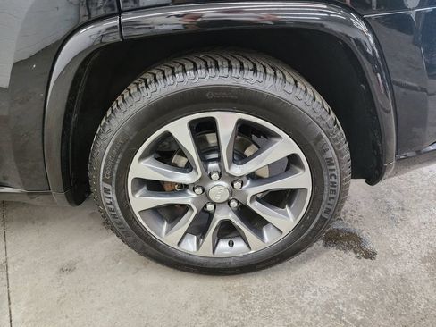 Used 2018 Jeep Grand Cherokee Overland AWD/4WD image 39