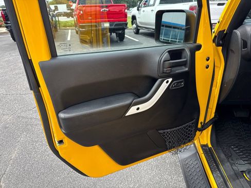 Used 2015 Jeep Wrangler Unlimited Sahara AWD/4WD image 11