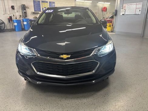 Used 2017 Chevrolet Cruze LT w/ Convenience Package FWD image 2