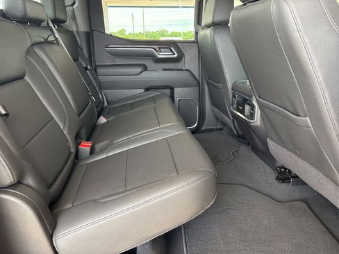 Used 2025 GMC Sierra 1500 SLT AWD/4WD image 17