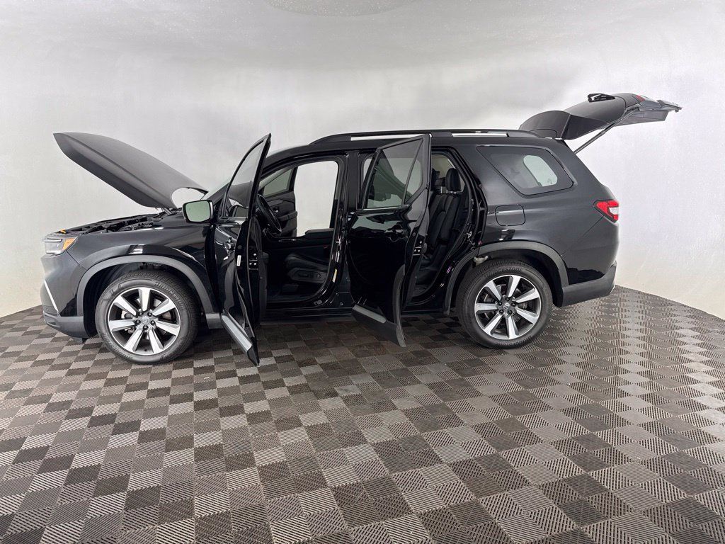 Used 2025 Honda Pilot Touring image 10