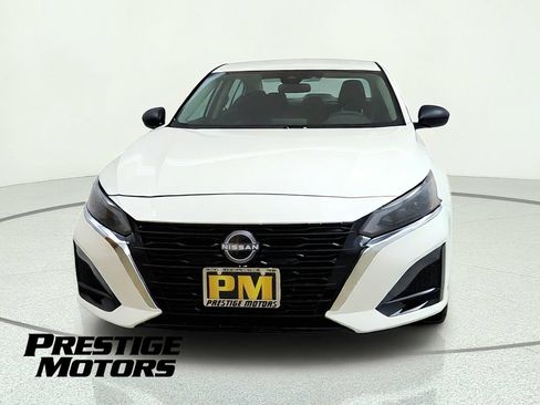 Used 2025 Nissan Altima 2.5 SV FWD image 2
