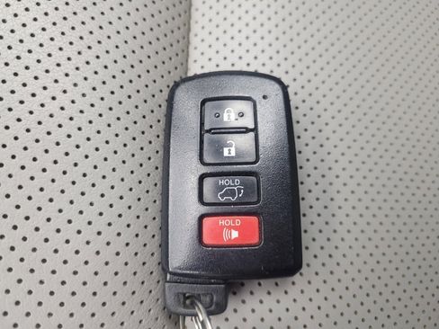 Used 2017 Toyota Highlander Limited image 32