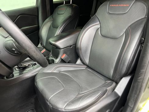 Used 2019 Jeep Cherokee Trailhawk AWD/4WD image 10