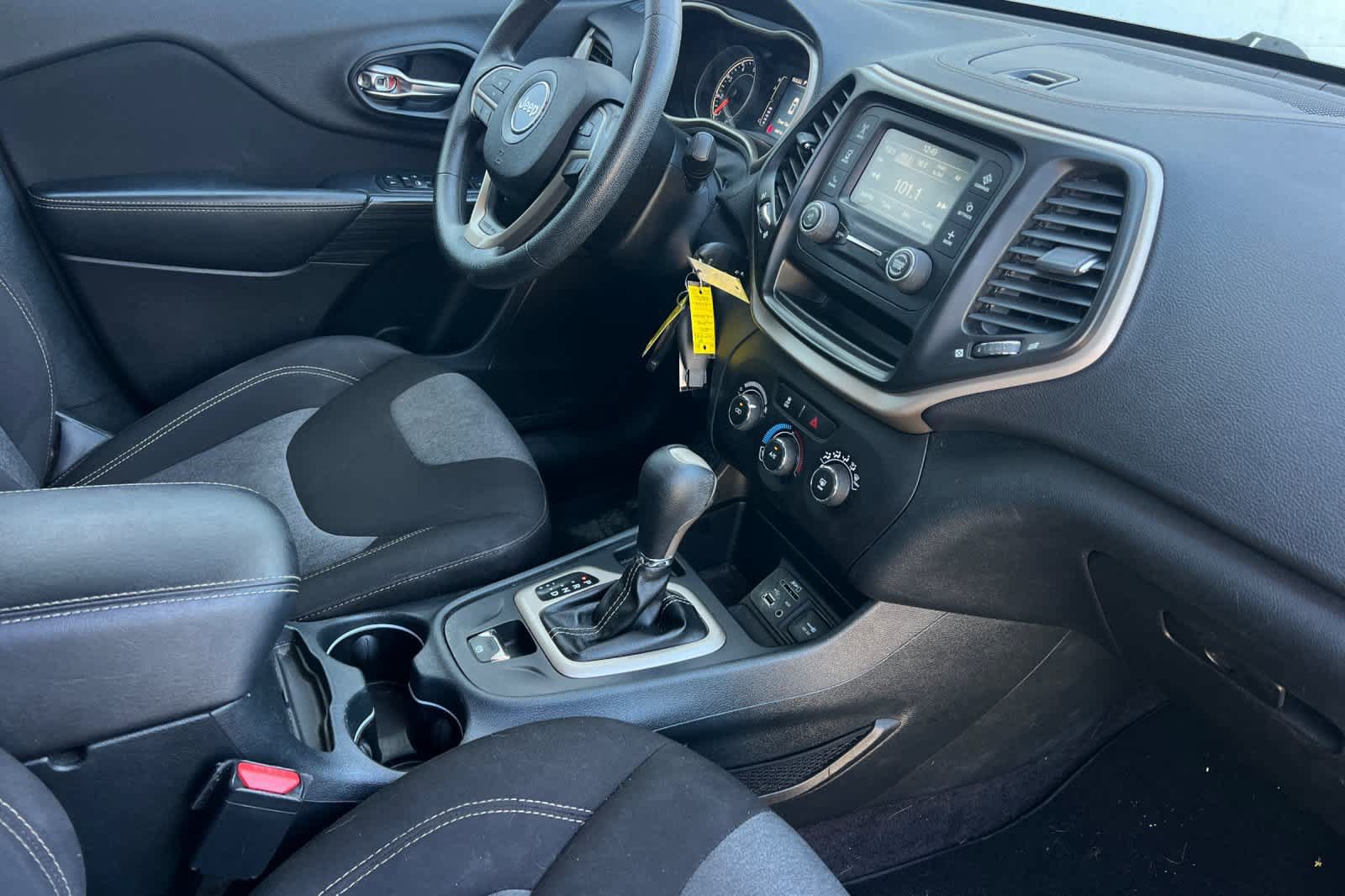 Used 2016 Jeep Cherokee Sport FWD image 17