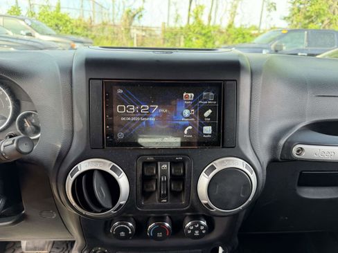 Used 2014 Jeep Wrangler Unlimited Sahara w/ Dual Top Group AWD/4WD image 21
