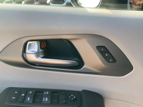 Used 2023 Chrysler Pacifica Touring-L FWD image 20