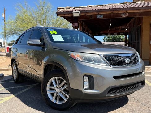 Used 2014 Kia Sorento LX FWD image 2