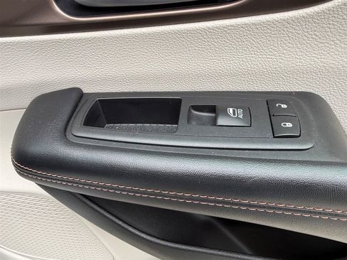 Used 2018 Chrysler Pacifica Touring-L FWD image 32