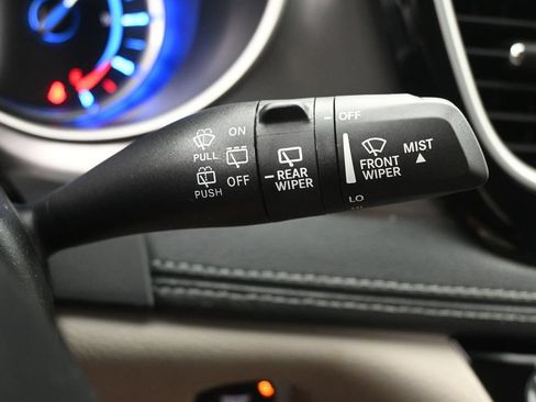 Used 2024 Chrysler Pacifica Limited FWD image 17