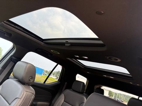 Used 2023 Chevrolet Traverse LT w/ LT Premium Package AWD/4WD image 3