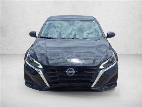 Used 2025 Nissan Altima 2.5 SV FWD image 2
