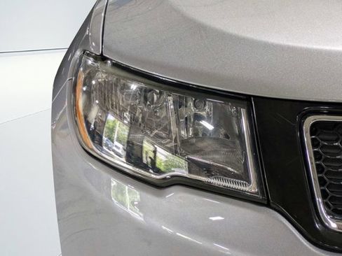 Used 2020 Jeep Compass Latitude FWD image 9