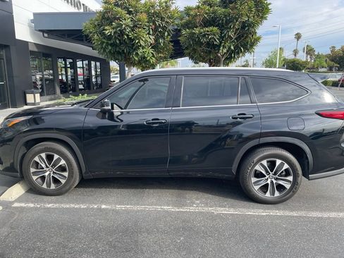 Used 2022 Toyota Highlander XLE FWD image 6