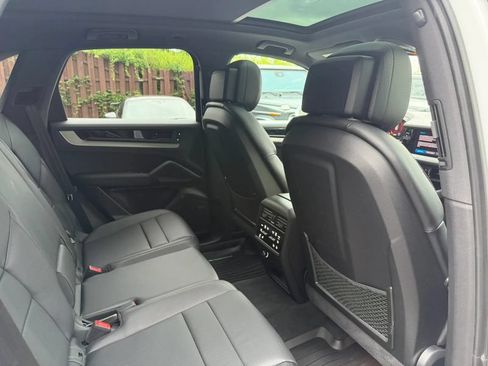 Used 2024 Porsche Cayenne AWD/4WD image 27