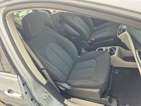 Used 2024 Chrysler Voyager LX image 17